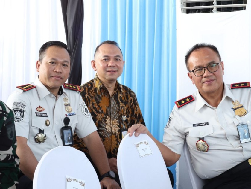 Kakanim Tanjung Perak, Henry Wibowo (kiri), ikut mendampingi Kakanwil Ditjen Imigrasi Jatim, Novianto Sulastono (kanan) acara peresmian Kawasan Java Integrated and Port Estate (JIIPE) di Gresik.