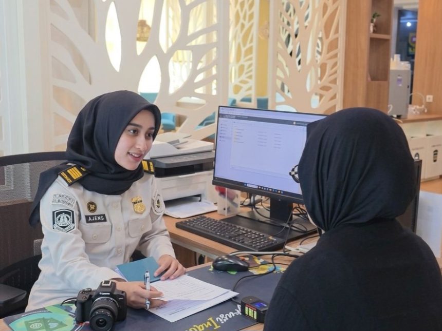 Petugas imigrasi di seluruh Indonesia tetap memberikan pelayanan keimigrasian meski diterapkan secara WFH setiap hari Jumat.