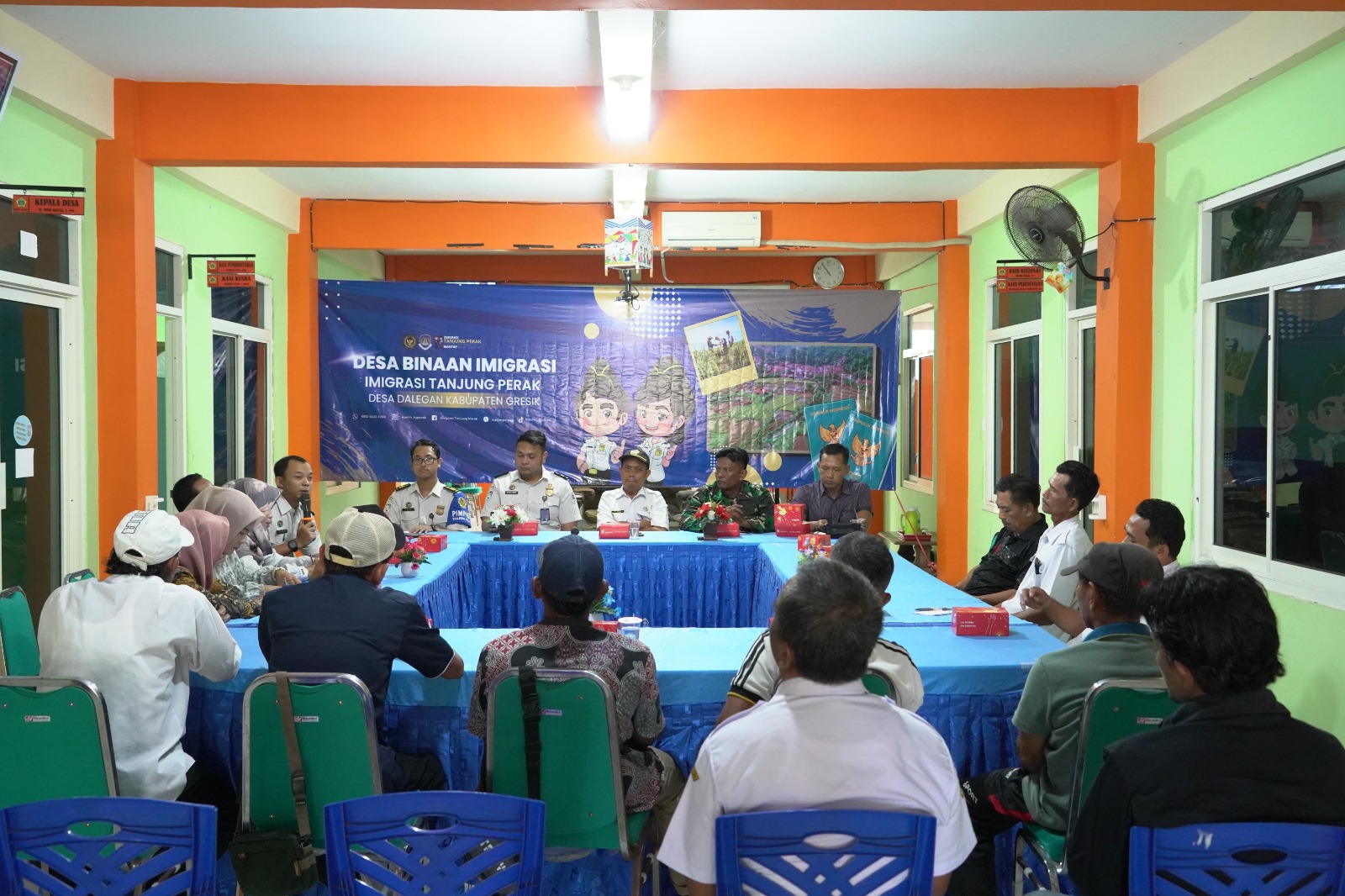 Suasana sosialisasi pencegahan TPPO dan TPPM oleh petugas Kantor Imigrasi Tanjung Perak di Desa Panceng, Kabupaten Gresik.