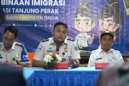 Kepala Sub Seksi Intelijen Keimigrasian, Dian Syahputra Lubis, sosialisasi di Desa Binaan Imigrasi di wilayah, Panceng, Gresik.