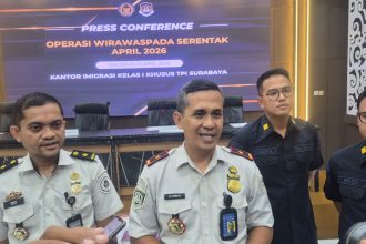 Kepala Kantor Imigrasi Surabaya, Agus Winarto (Guswin), didampingi Kabid Tikkim Rio, Kasi Pengawasan Renza dan Kasi Penindakan Regi menjelaskan hasil Operasi Wirawaspada 2026.