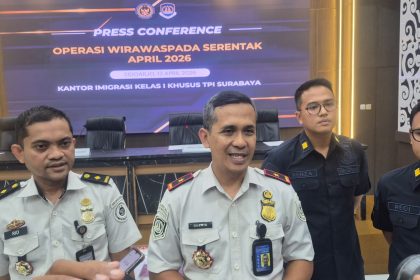 Kepala Kantor Imigrasi Surabaya, Agus Winarto (Guswin), didampingi Kabid Tikkim Rio, Kasi Pengawasan Renza dan Kasi Penindakan Regi menjelaskan hasil Operasi Wirawaspada 2026.