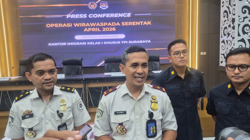 Kepala Kantor Imigrasi Surabaya, Agus Winarto (Guswin), didampingi Kabid Tikkim Rio, Kasi Pengawasan Renza dan Kasi Penindakan Regi menjelaskan hasil Operasi Wirawaspada 2026.