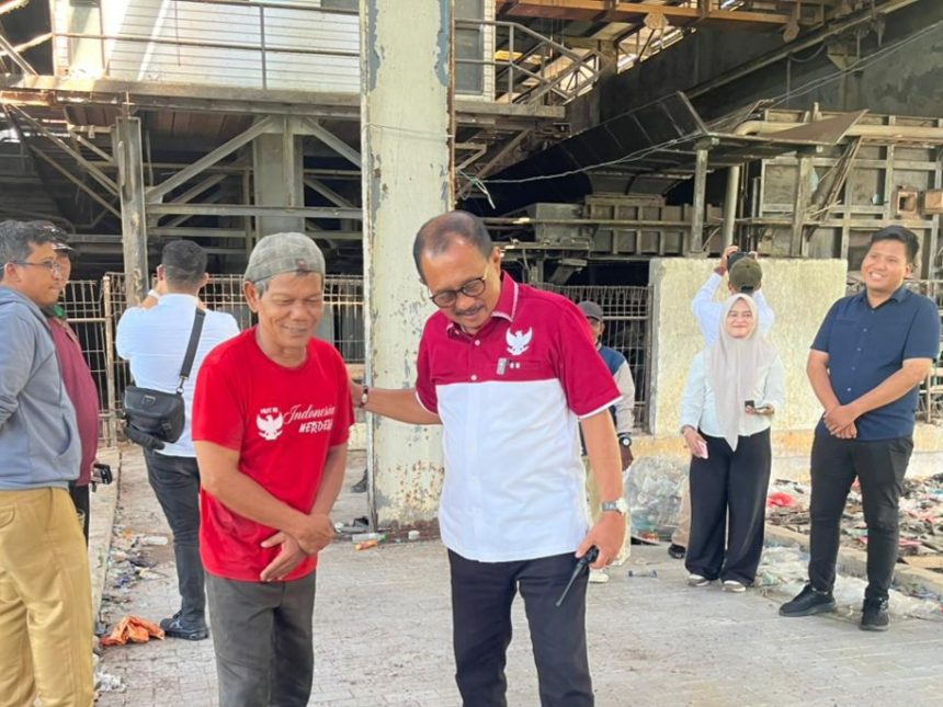 Wakil Wali Kota Surabaya, Armuji, melakukan sidak ke gudang mesin pembakar sampah milik PT Unicomindo Perdana di kawasan Keputih, Kecamatan Sukolilo.