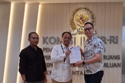 Anggota DPRD Komisi C yang juga Ketua Fraksi PSI DPRD Surabaya, Josiah Michael menyerahkan rekomendasi dan kronologis berbagai kasus tanah di Surabaya ke Komisi II DPR RI yang membidangi pertanahan.