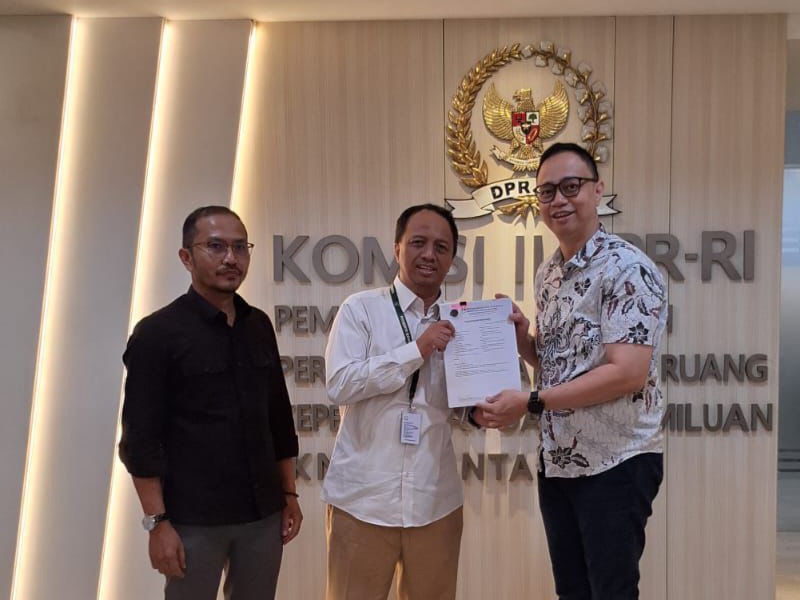 Anggota DPRD Komisi C yang juga Ketua Fraksi PSI DPRD Surabaya, Josiah Michael menyerahkan rekomendasi dan kronologis berbagai kasus tanah di Surabaya ke Komisi II DPR RI yang membidangi pertanahan.
