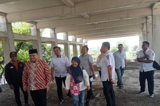 Sejumlah anggota Komisi D DPRD Surabaya sidak lokasi pembangunan gedung sekolah yang mangkrak dan terancam molor.
