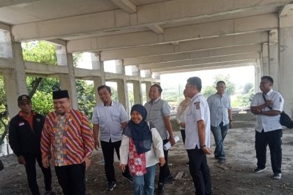 Sejumlah anggota Komisi D DPRD Surabaya sidak lokasi pembangunan gedung sekolah yang mangkrak dan terancam molor.