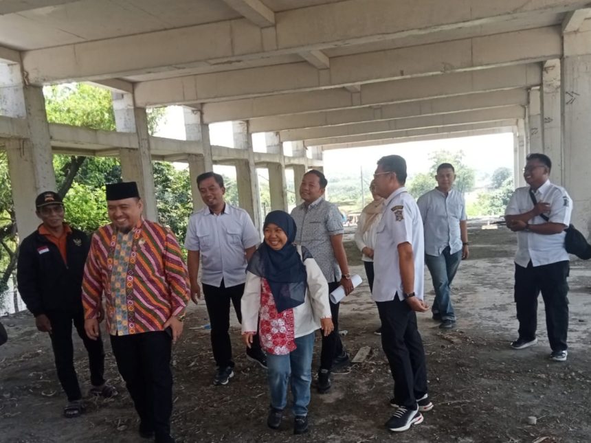 Sejumlah anggota Komisi D DPRD Surabaya sidak lokasi pembangunan gedung sekolah yang mangkrak dan terancam molor.
