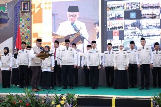 Menteri Haji dan Umrah RI, Mochamad Irfan Yusuf. memimpin pelantikan berlangsung di Gedung Musdalifah Asrama Haji Surabaya.