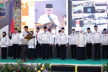 Menteri Haji dan Umrah RI, Mochamad Irfan Yusuf. memimpin pelantikan berlangsung di Gedung Musdalifah Asrama Haji Surabaya.