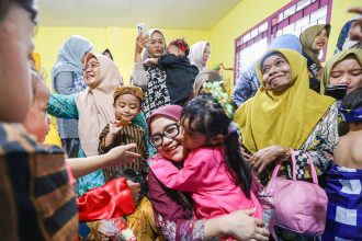 Ketua Bunda PAUD Surabaya, Rini Indriyani turun ke salah satu Pos PAUD Terpadu (PTT) Surabaya.