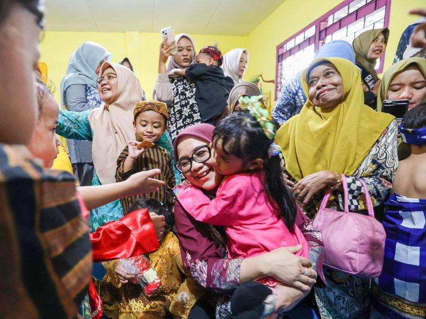 Ketua Bunda PAUD Surabaya, Rini Indriyani turun ke salah satu Pos PAUD Terpadu (PTT) Surabaya.