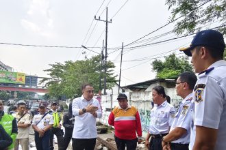 Walikota Surabaya Eri Cahyadi memantau jalannya pelebaran jalannya di sekitar 'Pasar Maling' Wonokromo.