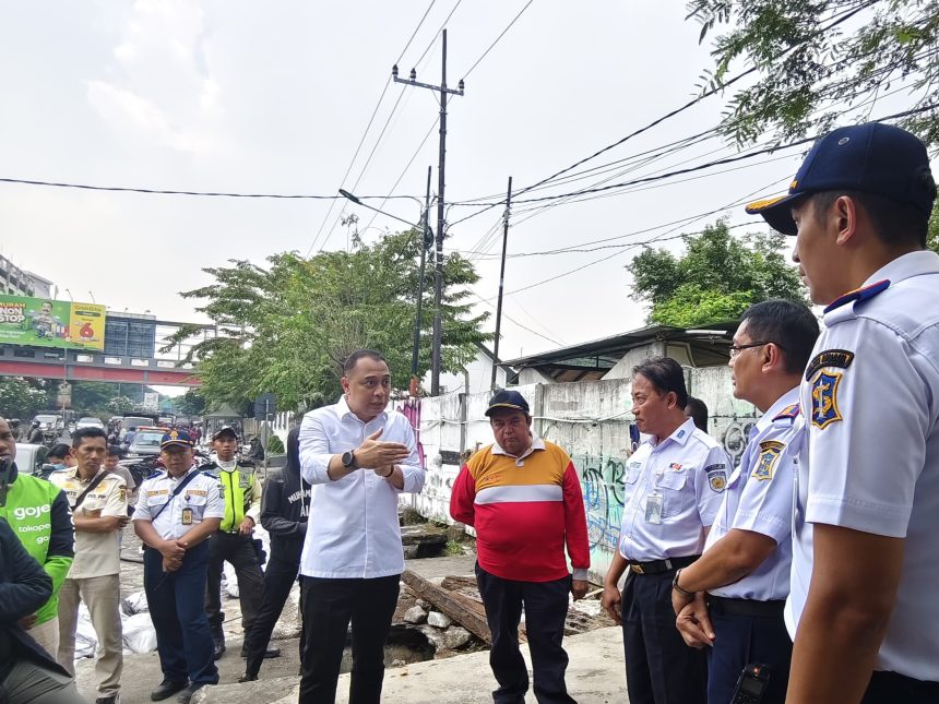 Walikota Surabaya Eri Cahyadi memantau jalannya pelebaran jalannya di sekitar 'Pasar Maling' Wonokromo.