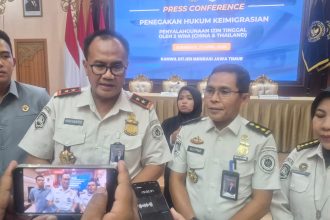 Kakanwil Ditjen Imigrasi Jatim, Novianto Sulastono didampingi jajaran memberikan keterangan kepada wartawan.