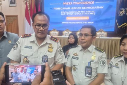 Kakanwil Ditjen Imigrasi Jatim, Novianto Sulastono didampingi jajaran memberikan keterangan kepada wartawan.