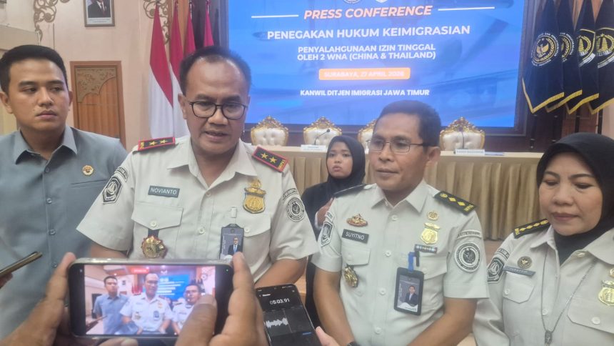 Kakanwil Ditjen Imigrasi Jatim, Novianto Sulastono didampingi jajaran memberikan keterangan kepada wartawan.