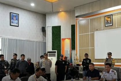 Pelaksana Tugas Kepala Dishub Surabaya, Trio Wahyu Bowo, memimpin rapat dengan jukir Surabaya menyanhkut pemberlakuan sistem digital.