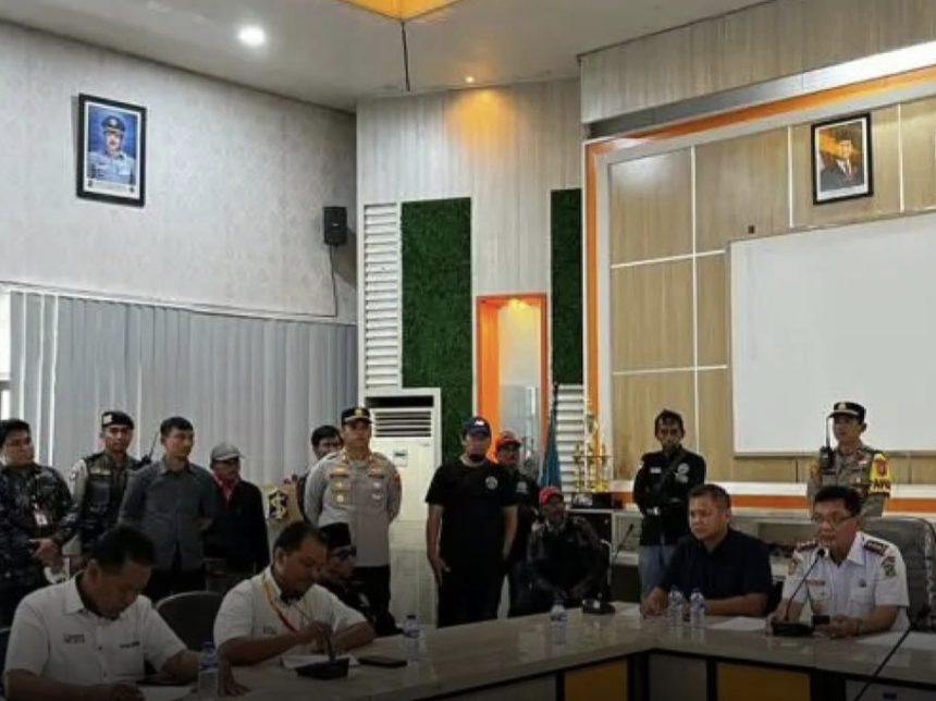 Pelaksana Tugas Kepala Dishub Surabaya, Trio Wahyu Bowo, memimpin rapat dengan jukir Surabaya menyanhkut pemberlakuan sistem digital.