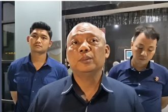 Kasat Reskrim Polrestabes Surabaya, AKBP Edy Herwiyanto, memberikan keterangan kepada wartawan.