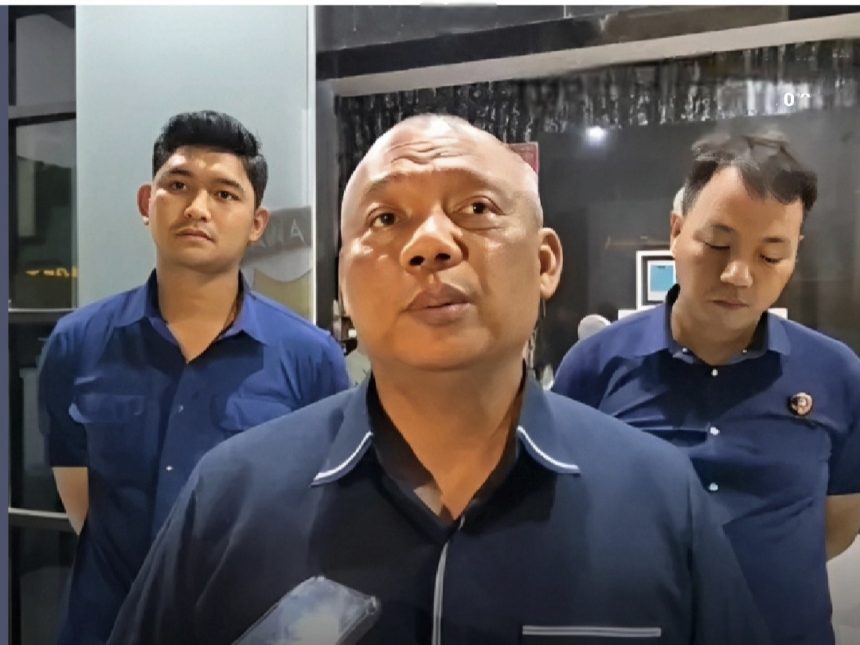 Kasat Reskrim Polrestabes Surabaya, AKBP Edy Herwiyanto, memberikan keterangan kepada wartawan.