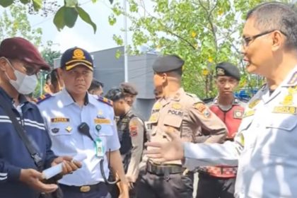Petugas Dishub Kota Surabaya saat mencoba pembayaran nontunai dalam program digitalisasi parkir. Mulai April diberlakukan Pembayaran parkir nontunai dengan diawali sosialisasi.