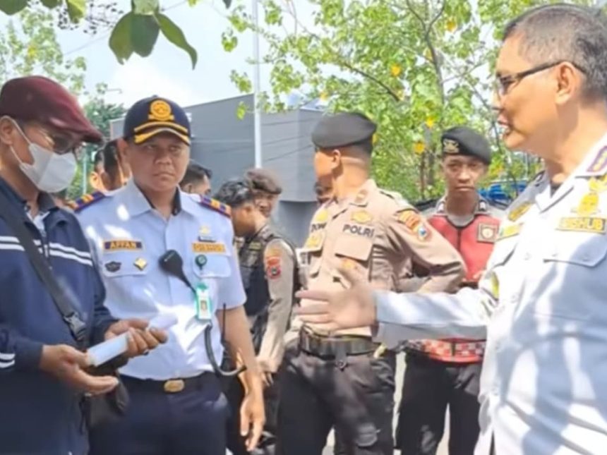 Petugas Dishub Kota Surabaya saat mencoba pembayaran nontunai dalam program digitalisasi parkir. Mulai April diberlakukan Pembayaran parkir nontunai dengan diawali sosialisasi.
