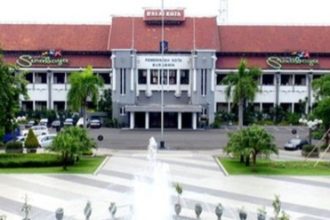 Suasana gedung di Balai Kota Surabaya tampak asri dan menyejukkan, dikelilingi hamparan tanaman hijau yang tertata rapi.