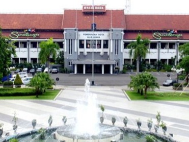 Suasana gedung di Balai Kota Surabaya tampak asri dan menyejukkan, dikelilingi hamparan tanaman hijau yang tertata rapi.