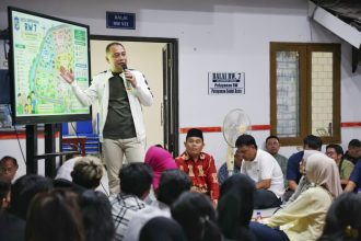 Eri Cahyadi, turun langsung “menggedor” kesadaran warga dan anak muda saat berdialog di Balai RW 7 Kelurahan Karah, Kecamatan Jambangan.