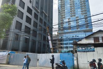 Nampak proyek pembangunan gedung perkantoran PT Wulandaya Cahaya Lestari di Jalan Jenderal Basuki Rahmat 165–167.