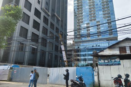 Nampak proyek pembangunan gedung perkantoran PT Wulandaya Cahaya Lestari di Jalan Jenderal Basuki Rahmat 165–167.