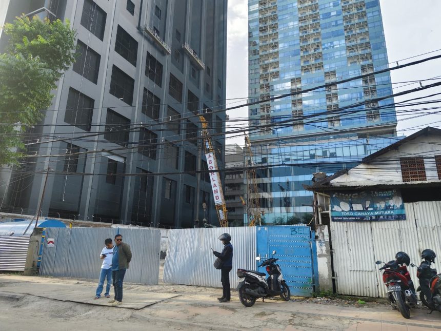 Nampak proyek pembangunan gedung perkantoran PT Wulandaya Cahaya Lestari di Jalan Jenderal Basuki Rahmat 165–167.