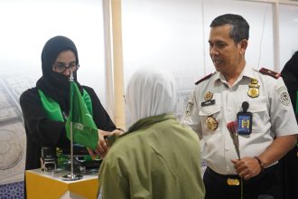 Kepala Kantor Imigrasi Surabaya, Agus Winarto, memastikan pelayanan Makkah Route berjalan lancar tanpa hambatan.