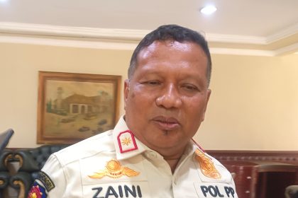Kepala Satpol PP Surabaya, Achmad Zaini, memberikan keterangan kepada wartawan.