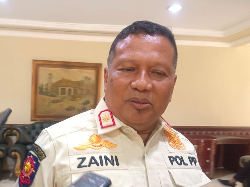 Kepala Satpol PP Surabaya, Achmad Zaini, memberikan keterangan kepada wartawan.