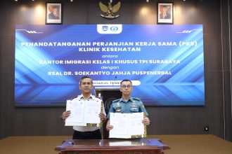 Kakanim Surabaya, Agus Winarto dan Kepala RSAL dr. Soekantyo Jahja Puspenerbal, Letkol Laut (K) dr. Landosar Parsaulian, Sp.An., M.Tr.Opsla, menunjukkan PKS.