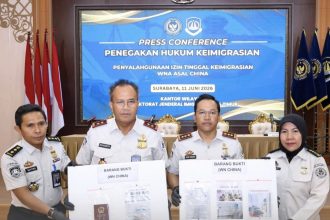 Kakanwil Ditjen Imigrasi Jatim Novianto Sulastono bersama Kakanim Tanjung Perak Henry Wibowo menggelar jumpa pers.