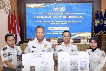 Kakanwil Ditjen Imigrasi Jatim Novianto Sulastono bersama Kakanim Tanjung Perak Henry Wibowo menggelar jumpa pers.