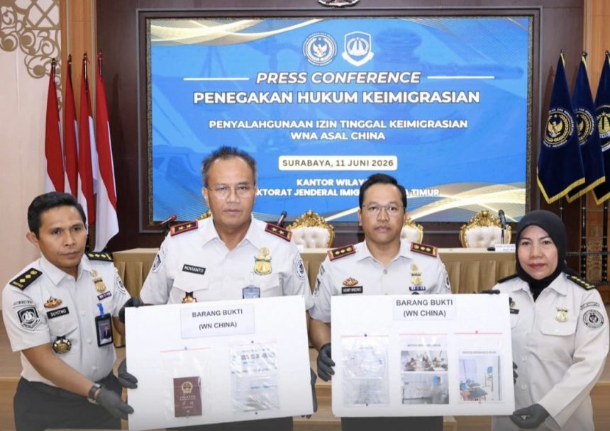 Kakanwil Ditjen Imigrasi Jatim Novianto Sulastono bersama Kakanim Tanjung Perak Henry Wibowo menggelar jumpa pers.