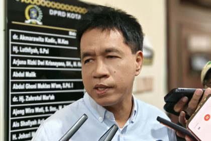 Anggota Komisi D, DPRD Surabaya, Komisi D DPRD Surabaya Imam Syafi’i, memberikan keterangan kepada wartawan.