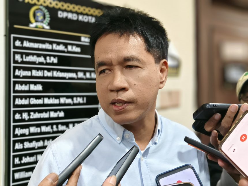 Anggota Komisi D, DPRD Surabaya, Komisi D DPRD Surabaya Imam Syafi’i, memberikan keterangan kepada wartawan.