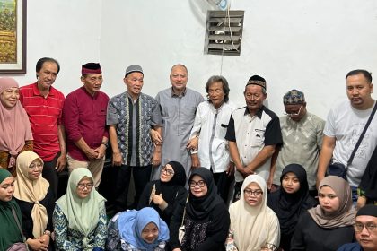 Wali Kota Eri Cahyadi saat melayat rumah duka di Kawatan.