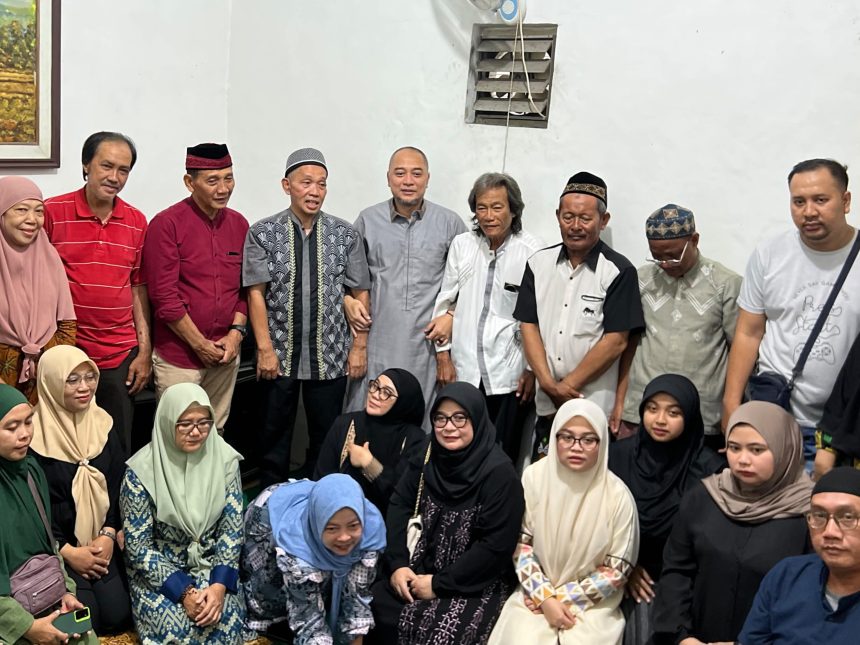 Wali Kota Eri Cahyadi saat melayat rumah duka di Kawatan.