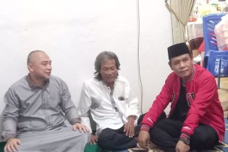 Ketua DPRD Kota Surabaya, Syaifuddin Zuhri (kanan) bersama Wali Kota Eri Cahyadi saat melayat rumah duka korban laka di Kawatan.