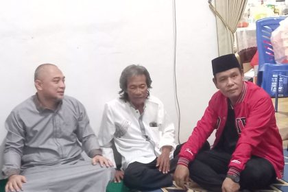 Ketua DPRD Kota Surabaya, Syaifuddin Zuhri (kanan) bersama Wali Kota Eri Cahyadi saat melayat rumah duka korban laka di Kawatan.