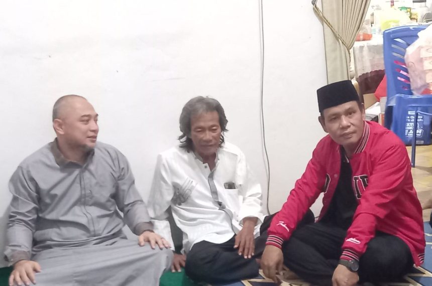 Ketua DPRD Kota Surabaya, Syaifuddin Zuhri (kanan) bersama Wali Kota Eri Cahyadi saat melayat rumah duka korban laka di Kawatan.