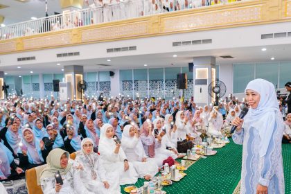 Gubernur Jawa Timur Khofifah Indar Parawansa mengajak masyarakat menjadikan Tahun Baru Islam 1 Muharram 1448 Hijriah sebagai momentum perubahan.