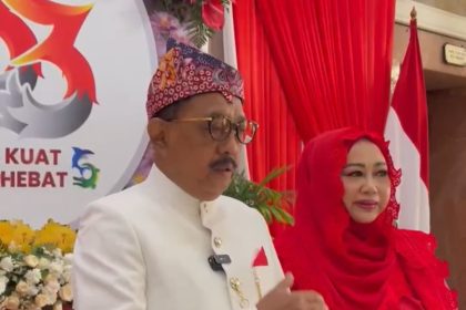 Wakil Wali Kota Surabaya, Armuji bersama istri di hari ulangtahun Kota Surabaya Ke-733 di Balai Kota.